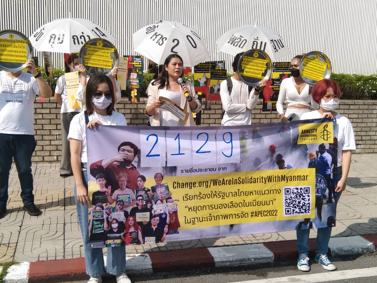 haokhaws's tweet photo. ปิยนุช  ผอ. amnesty ไทย นำทีม 3กีบรับจ้าง ป่��นเมือง ทำกิจกรรม ที่หน้า UN ถ.ราชดำเนิน ยื่นหนังสือเรียกร้องให้ไทยหาทางยุติความรุนแรงในประเทศเมียนมา คือหวังทำลายชื่อเ��ียงประเทศ ในช่วงประชุม #APEC แหล่ะ ดีออก https://t.co/8T63n8gSAU