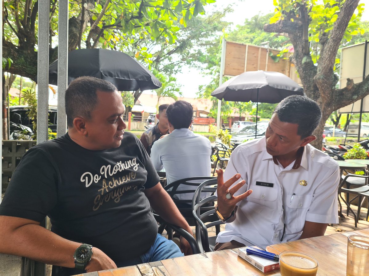 ulismedia's tweet photo. Menguak masalah, membincangkan solusi, bersama Kadis DLHK Lhokseumawe.  Armada dan alat  untuk membersihkan kota sudah kurang dan  tidak layak lagi.  @mukhtarjuned @dickysaputraceh @zainalbakri https://t.co/mPEUwhyyyY