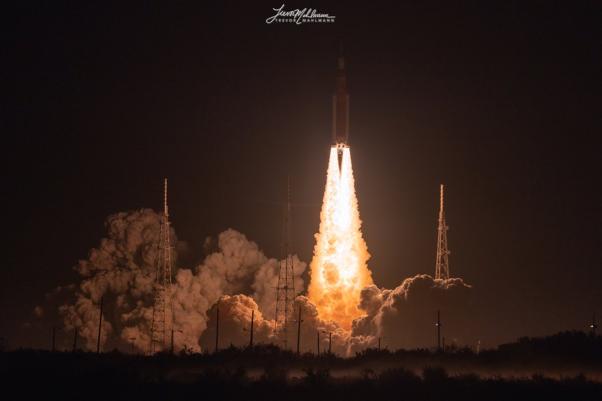 TrevorMahlmann's tweet photo. Liftoff of #Artemis I on an unscrewed test flight around the Moon🌕 Here was my view from 3 miles away🤩 https://t.co/HDhkNWvJEu