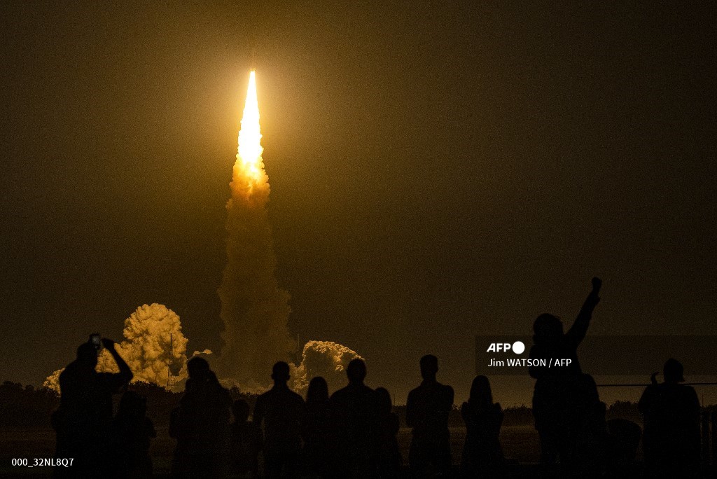 Liftoff! NASA successfully launches mega Moon rocket. #AFP 📸 Gregg Newton 📸 @JimWatson_AFP