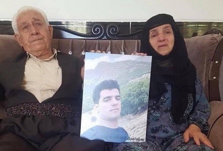 #مبین_عبدالهی اهل روانسر در ۲۶ آبان ۹۸ در #جوانرود در حالی که از پنجره مغازه بیرون را نگاه می کرد، به او شلیک کردند و او را کشتند
#مهسا_امینی