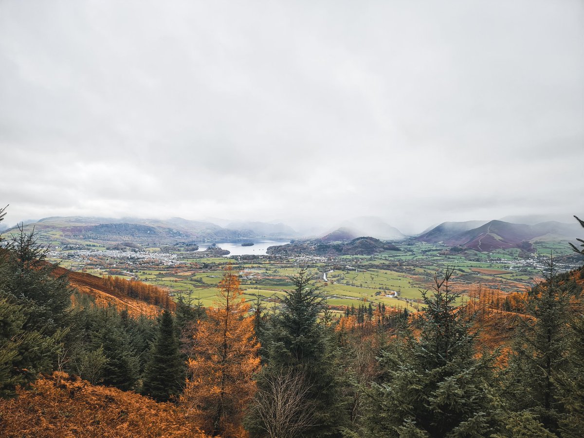 WanderingFiona's tweet photo. The view from near the summit off #Dodd looking over to #keswick. You can see the #rain incoming. 

#autumn #hike #wandering https://t.co/J0bJRCxm43