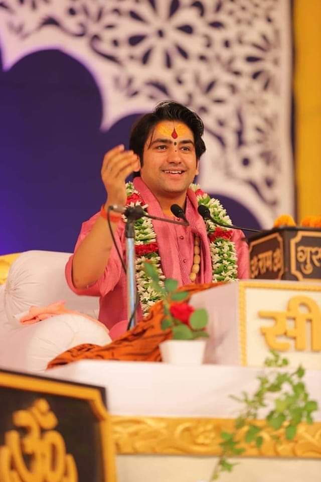 sauravyadav1133's tweet photo. हे भक्त लोगों आपके ये बाबा आपके बताने से पहले आपकी परेशानी कागज पर लिख देते हैं तो उस दिन हुई दुर्घटना पहले से क्यों नहीं जान पाए ये? उसे कागज पर क्यों नहीं लिख दिया? 
थोड़ा तो दिमाग लगाओ...लाखों लोगों को एक 25-30 साल का लड़का पागल बनाए हुए है... https://t.co/Q4sgAPp28N
