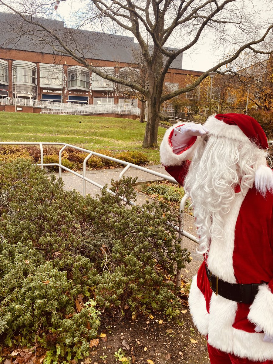 If you look really hard you can see the weekend from here! 🤣🎅🏻 #Wednesday #wednesdaymood #weekend #santa #christmasiscoming