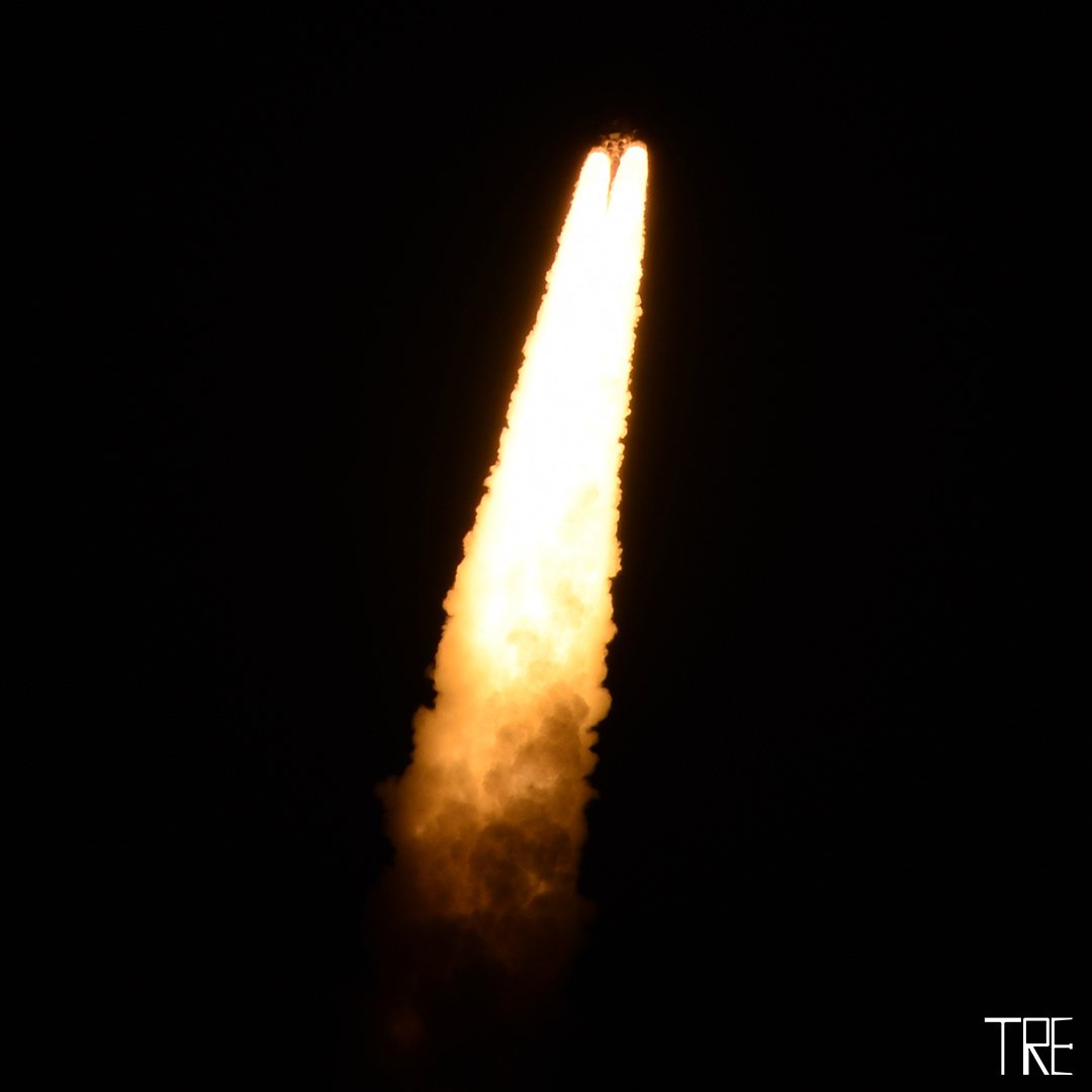 RankledEngineer's tweet photo. #artemis1 with a long trial shortly after take-off; transition from hydrogen to oxygen burn; and my favorite the SRB's falling away.
#artrmis #sls #nasa #rocket #rocketlaunch #ksc #kennedyspacecenter #artemisrocket #artemisrocketlaunch #therankledengineer @nasa https://t.co/zOTHGiTXzs