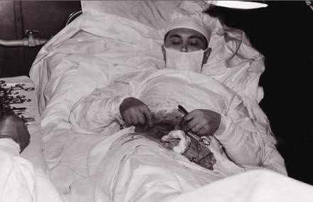 LaboransS's tweet photo. Sovyet pratisyen doktor Leonid İvanoviç Rogozov.👇
Rogozov,çıktığı görev sırasında başka doktor olmaması sebebiyle kendi kendini apandisit ameliyatı yapmıştır. https://t.co/j0CtjdV829