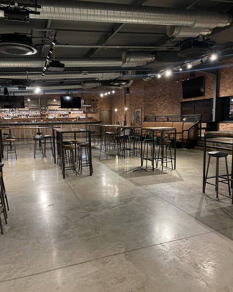 PaulFrampton3's tweet photo. Wood and leather seat bar stools freshly delivered to @accringtonstranleyafc in time for #theworldcup #industrialstyle #interiordesign #interiors #urbanchic #commercialinteriors #cafestools #restaurauntseating #restaurantinteriors #restaurantdesign #res… https://t.co/Ur30YvxwRL https://t.co/B4hOttWMdh