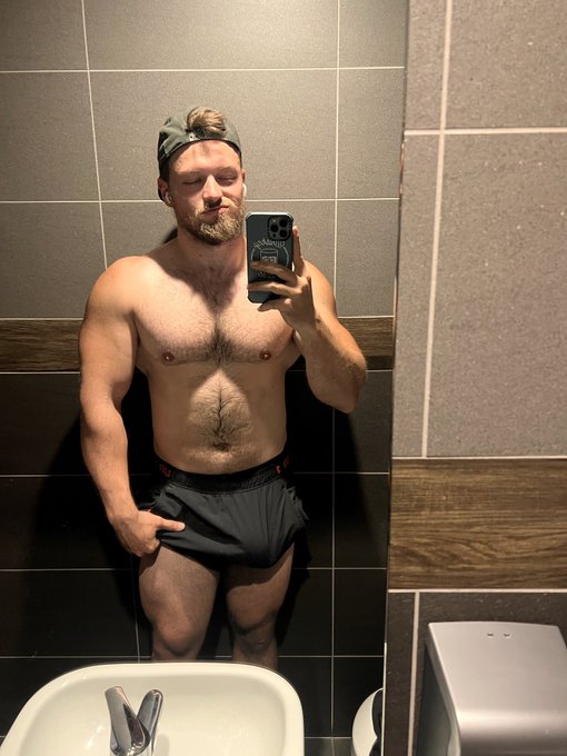 Trying to get a shot of the quads but I think my dick is fighting for some attention too 👅😂 https://t