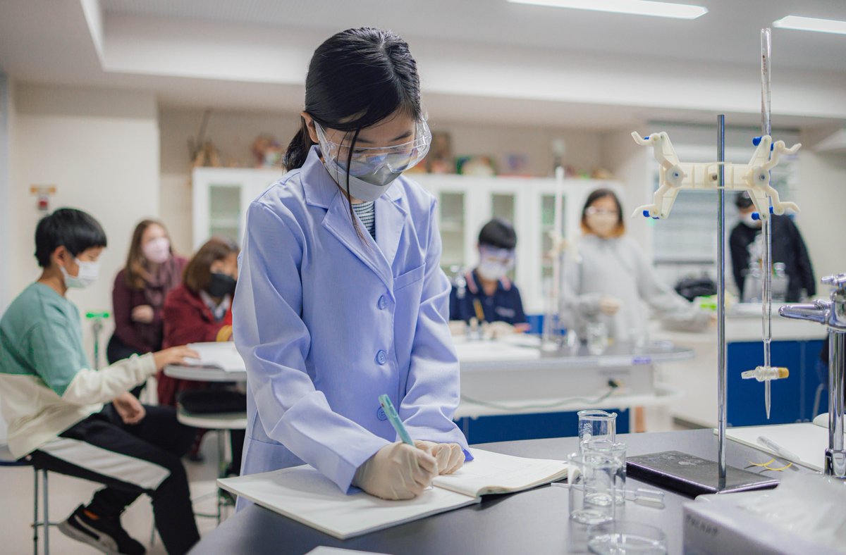 HorizonJapanIS's tweet image. Lab work is an integral part of the chemistry experience. It allows students to explore chemical concepts, view changes in matter, and acquire scientific skills in an atmosphere that mimics a professional scientific environment.
