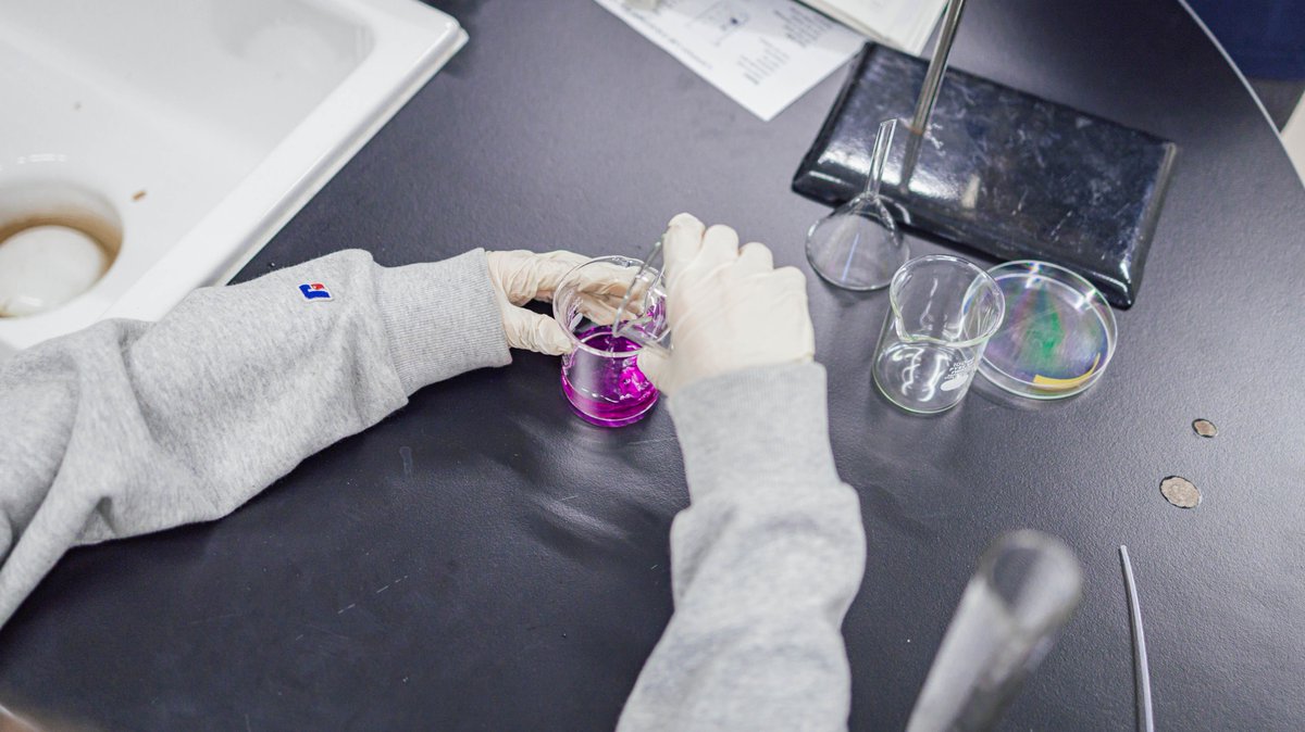 HorizonJapanIS's tweet image. Lab work is an integral part of the chemistry experience. It allows students to explore chemical concepts, view changes in matter, and acquire scientific skills in an atmosphere that mimics a professional scientific environment.