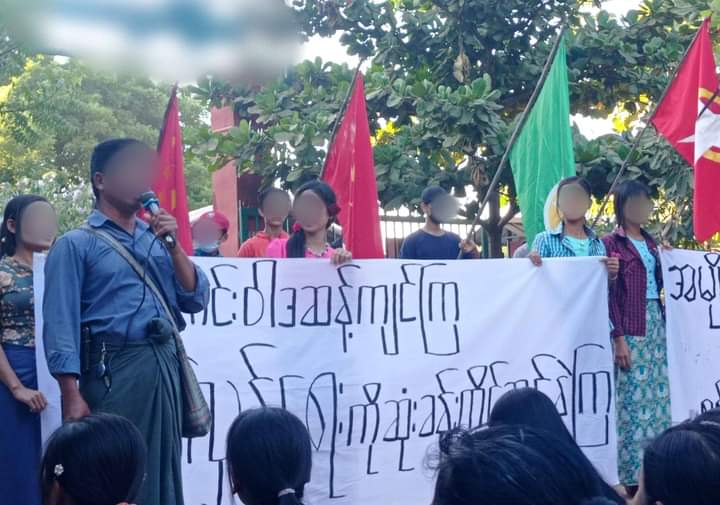 The basic education general strike committee of Myaing, members of ABFSU &amp; ABYPU, comrades of ANyar Peacock PDF &amp; local people in #Myaing township held their regular anti-dictatorship protest on Nov 16.

#VillagesBurntDownByJunta
#2022Nov16Coup
#WhatsHappeninglnMyanmar