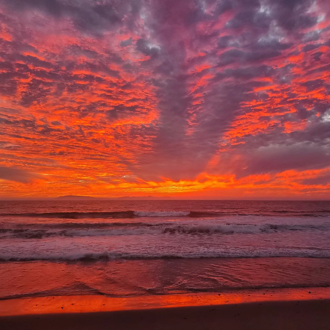 VisitOxnardCA's tweet image. Race to the sunset? 🌅 Bet I’ll beach you there 😆 

📍: Mandalay Beach
📷: @shellylee606 

You can never watch to many sunsets 🌊😍 --&amp;gt; bit.ly/3TBTEG3

 #VisitOxnard #VisitCa #Oxnardsunset