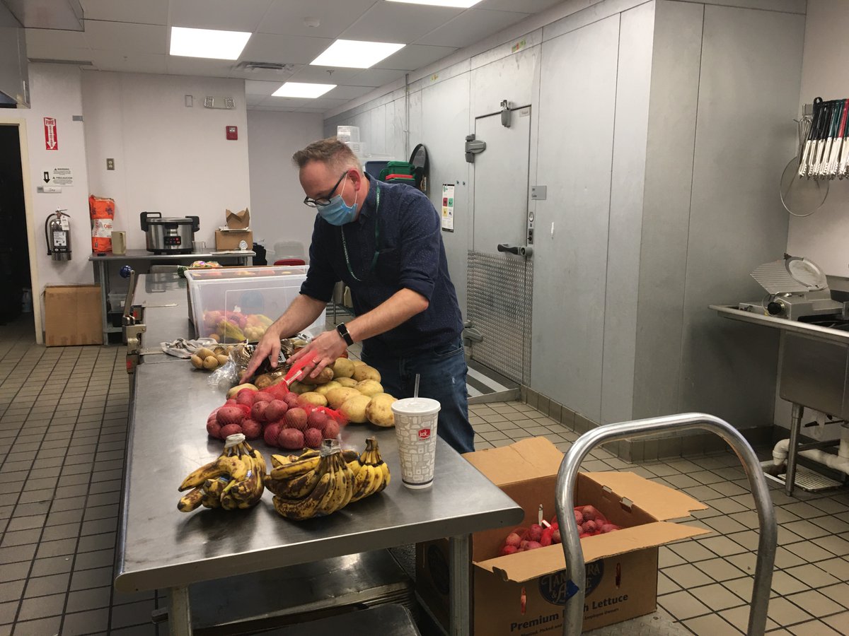 SFSMinistries's tweet photo. #WellnessWednesday Thanks to our many donors, we provide fresh food to our guests in our dining room. https://t.co/c3YMCkZnvq