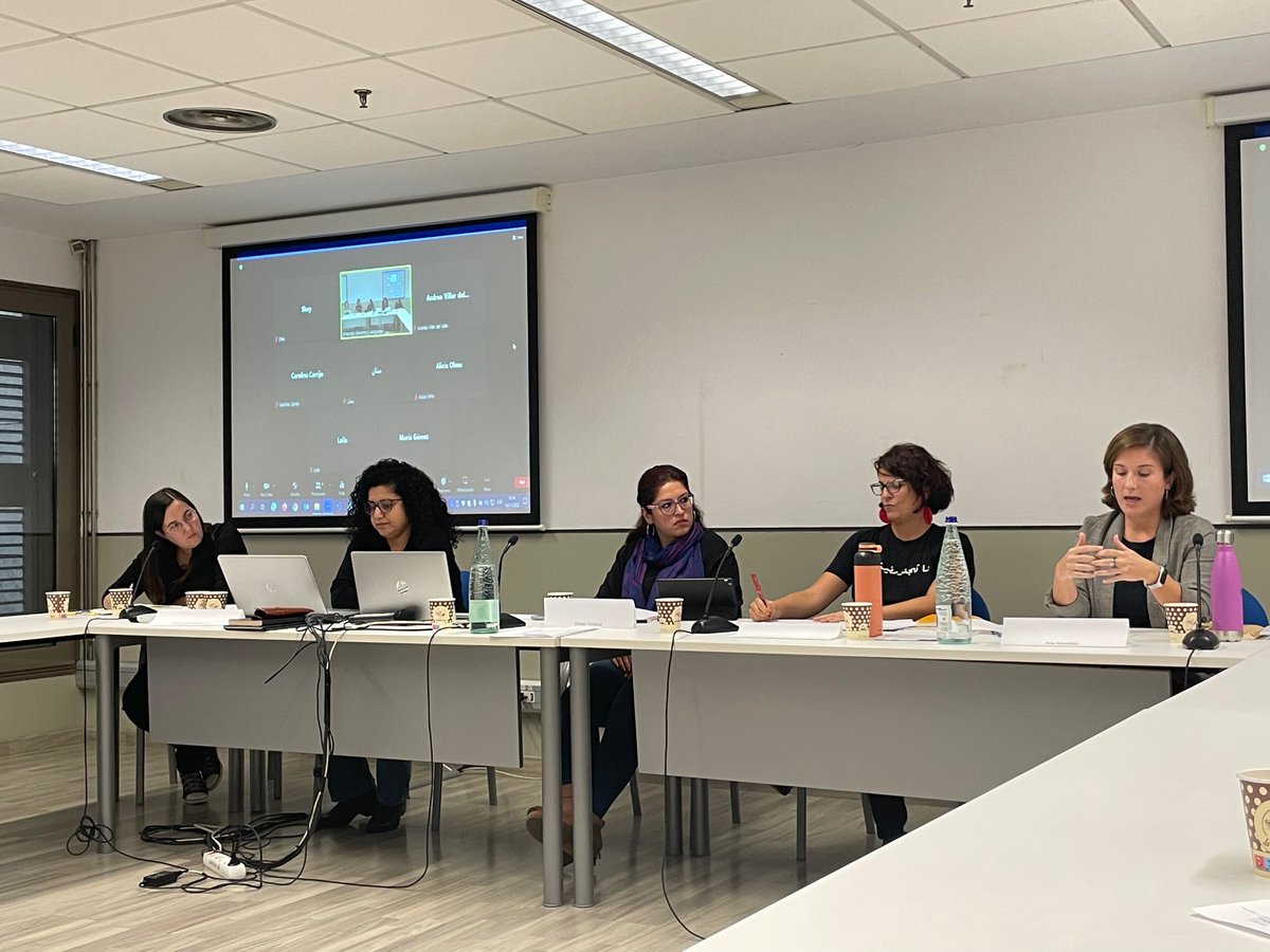 Segunda parte del simposio sigue con la literatura árabe contemporánea! <a href="/Shehrazade1002/">Hanan J. K.</a> <a href="/elia_romoterol/">Èlia Romo-Terol</a> <a href="/calitmeub/">Calitme UB</a> <a href="/ani_cali/">ِAna González Navarro</a> <a href="/calitmeub/">Calitme UB</a>