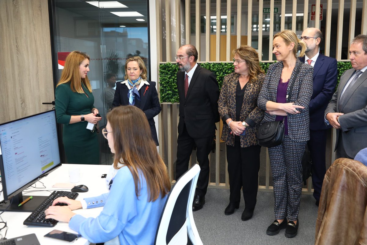 GobAragon's tweet photo. Visita del Presidente de Aragón @JLambanM y la vicepresidenta @NadiaCalvino a la empresa tecnológica @libelium. Estuvo instalada en el @CEEIARAGON y es una de las 72 empresas y entidades que han logrado el Sello Aragón Circular en su primera convocatoria https://t.co/fRUjWGFKgW