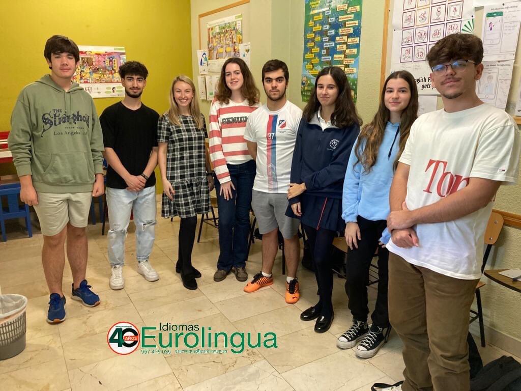 Esta es nuestra fantástica clase de preparación al examen C1 de #cambridge de los martes y jueves de 19:00 a 20:00. De izquierda a derecha: David, Jesús, our teacher Gemma, Ángela, Fernando, Virginia, Eva and Ricardo.

 #cambridgeexams #clasesdeinglés #universitarios #SomosAJE