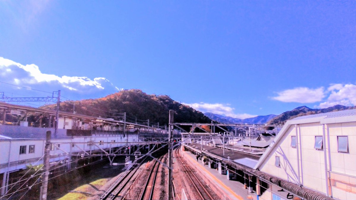halululu415's tweet photo. 【高尾駅からの高尾の山並み】
🚞左は京王線、右が中央線🚃
前日の雨が上がり空気が澄んでた
#京王線 #中央線 #高尾 #高尾山 #tokyo #westsidetokyo #hachioji #mttakao #electrictrain #travel #KeioLine #ChuoLine #nature #mountains #fall #adventures #autumn #autumncolors #tokyomountain https://t.co/UBQ9AW1xQR