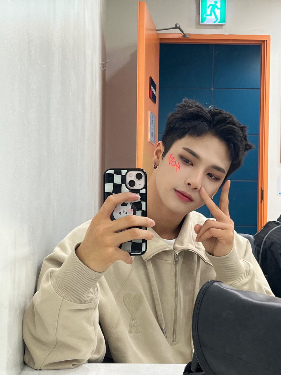 tan__official_'s tweet photo. [#재준] 수험생 분들 모두 다 파이티이이이이잉☺️

#티에이엔 #TAN #JJ_FILM https://t.co/5gXA6HThPj