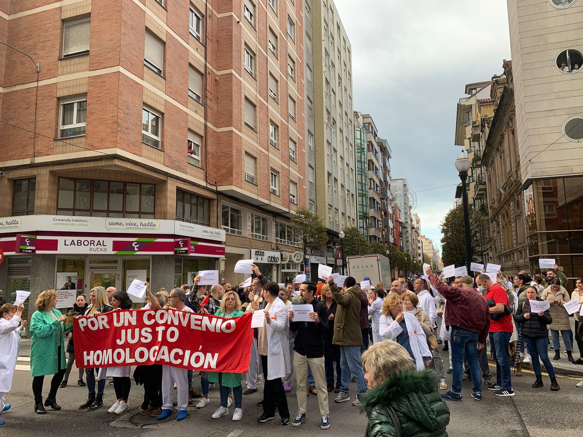 Hospital de la Cruz Roja en Gijón
reclaman «un convenio justo» y la homologación de sus
salarios a los de los trabajadores del Servicio de Saludo del Principado (Sespa).
