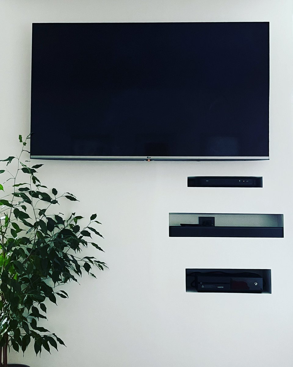 Debra_h_'s tweet photo. The Media wall project is now completed #photooftheday #365 #115 #minimalism #blackandwhite #smarttv #media #mediawall #modern #contemporary #homedecor #setbox #soundbar #bose #games #console #nowires https://t.co/oaqGjUgui7