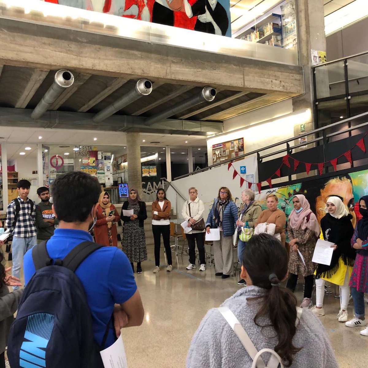 CFAMontserratR's tweet photo. Ahir l’alumnat de llengua catalana i castellana del #Besós van conéixer què ofereixen algunes entitats i espais del seu entorn proper: el @ccbesosmaresme, la biblioteca, el @PIJSantMarti, el @Cbbesos Moltes gràcies a tothom! #selv #fadults #BesòsMaresme https://t.co/3sdOzS3sZd