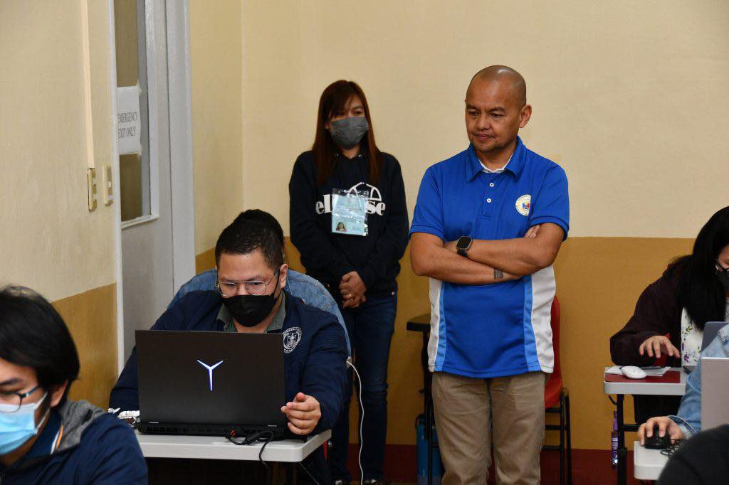 lawschool_buddy's tweet photo. Grabe ‘yung nakatitig sa screen ng examinee si Justice Leonen 😱 #GetThatBAR2022 https://t.co/Gxl7zrxOet