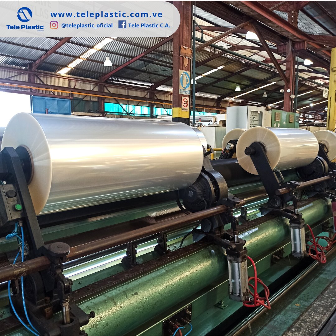 TelePlastic_CA's tweet photo. En producción y corte de nuestra línea de productos Telefan® transparente.
 
Todos los procesos están cuidados para ajustarnos a los requerimientos de nuestros clientes y brindar películas de calidad.

#peliculas #plasticas #telefan #bopp #ProduccionNacional #Venezuela https://t.co/xqjd1BePEA