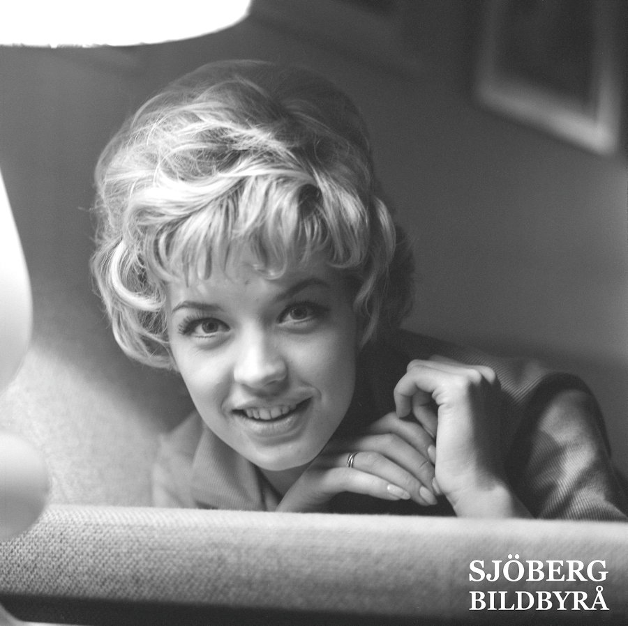 Sjobergbild's tweet photo. För 60 år sedan hade kiosken ett ordentligt tidningsutbud. Lill-Babs pryder omslaget på Såningsmannen i skyltfönstret. Bilden i mitt bildarkiv.
Men Kalle Anka regerar. Nyfiket bläddrar killen direkt i nya numret. Året är 1962. Uppsala. Foto Conard
#tidningar #60tal #KalleAnka https://t.co/Z9ILNJZcf4