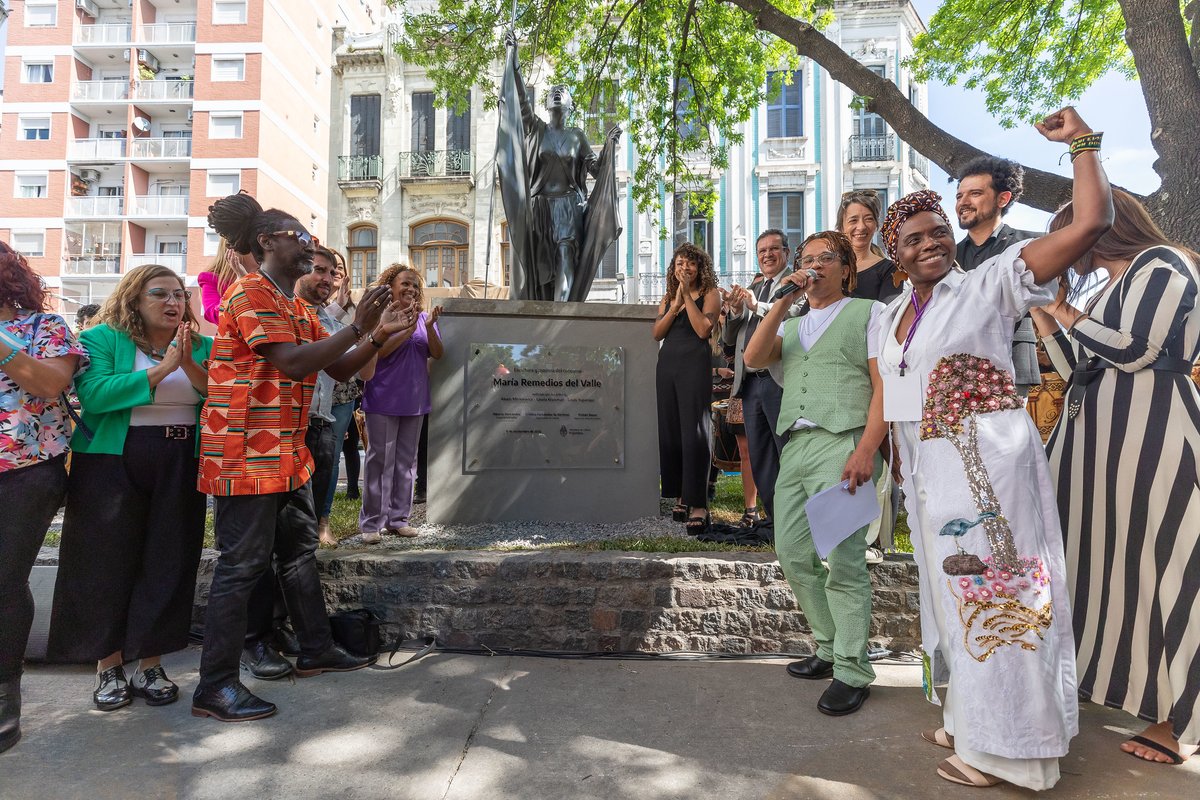 MinGenerosAR's tweet photo. ¿Sabías que María Remedios del Valle fue una mujer afrodescendiente que luchó por nuestra independencia? 🇦🇷
 
Participamos de la inauguración de un monumento en su memoria en CABA, junto a @CulturaNacionAR.
 
Visibilizar la cultura afro es reconocer nuestra historia. 👩🏾 https://t.co/J0d38cMQyf