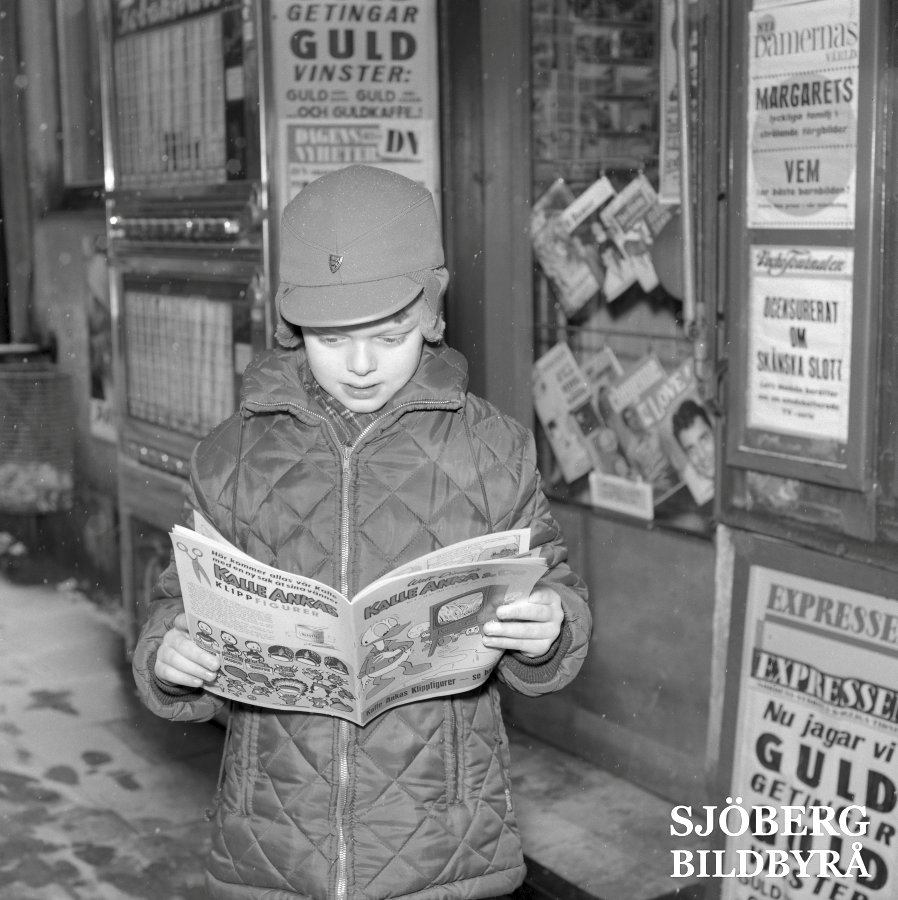 Sjobergbild's tweet photo. För 60 år sedan hade kiosken ett ordentligt tidningsutbud. Lill-Babs pryder omslaget på Såningsmannen i skyltfönstret. Bilden i mitt bildarkiv.
Men Kalle Anka regerar. Nyfiket bläddrar killen direkt i nya numret. Året är 1962. Uppsala. Foto Conard
#tidningar #60tal #KalleAnka https://t.co/Z9ILNJZcf4