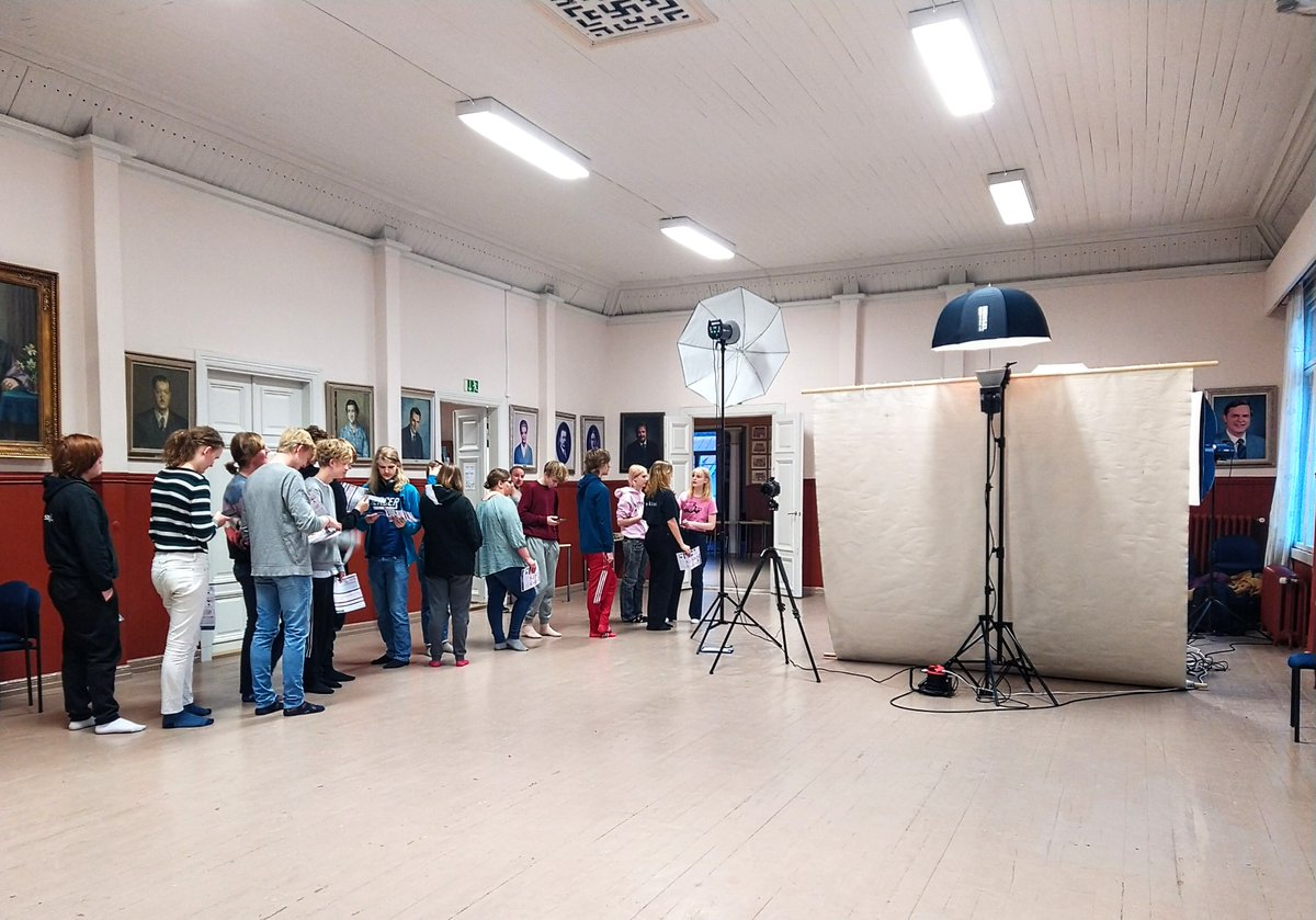 Koulukuvaus Severi-salissa! 📸 Seuraavalla kerralla tanssimme täällä Severissä itsenäisyyspäivätunnelmissa kolmen viikon päästä.

#matematiikkalinja #matikkalinja #päivölä #päivölänopisto #koulukuvaus #koulukuvauspäivä #juhlat #juhliaodotellessa #itsenäisyyspäiväjuhla