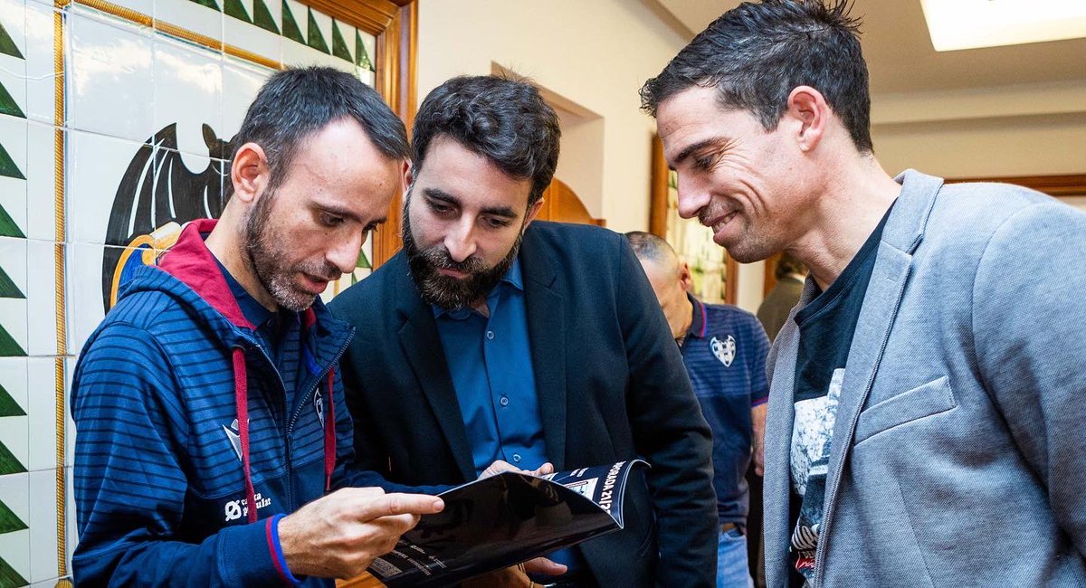 LUDfundacion's tweet photo. 🎉 🅵🅰🅼🅸🅻🆈 🅳🅰🆈 🎉

Hoy hemos celebrado un desayuno muy especial en nuestro estadio 🏟️ , para agradecer a todos nuestros patrocinadores su apoyo en esta temporada 22/23 🤝.

¡Gracias por compartir este camino con nosotros, familia! 💙❤️

#OrgullGranota @levanteud https://t.co/WPmnXEcbCV