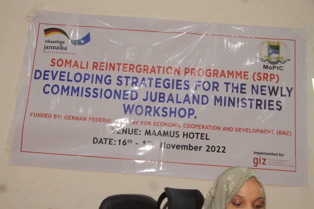 MoPICJubaland's tweet photo. Minister @HonAbdirahmanA of planning today officially launched 'developing strategies for the newly commissioned Jubaland ministries workshop' esp the 4 ministries that were established on May 2021.
1. Ministry of Petroleum
2. Min. of ICT
3. Min. of Humanitarian
4. Min. of Ports https://t.co/99jPOcYWQ0