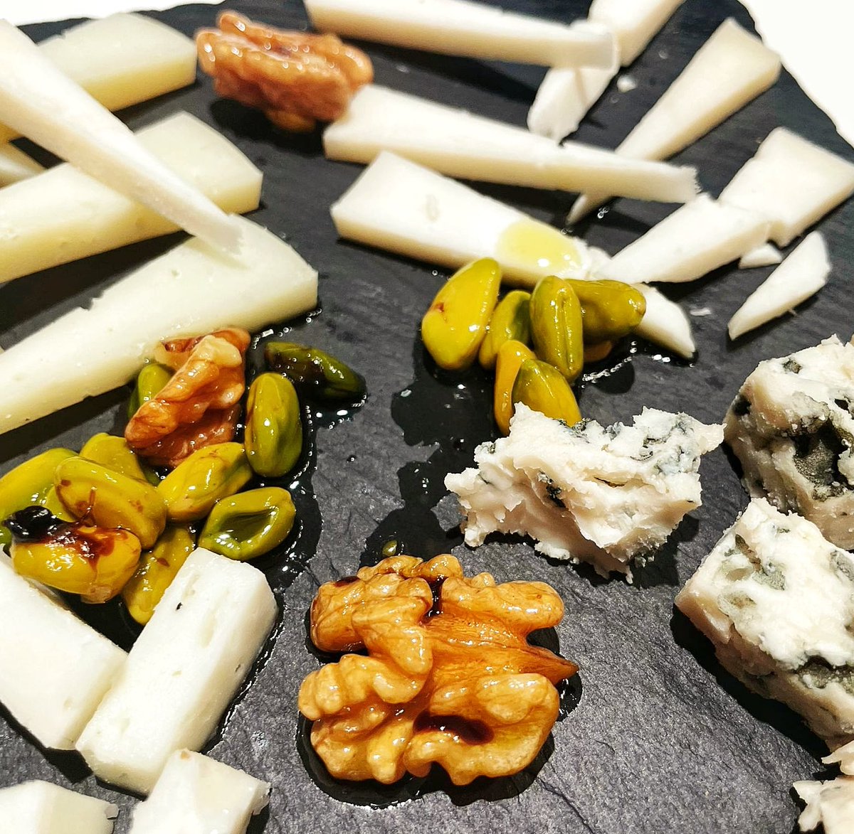 El enorme placer de ir picando en una tabla de quesos... 😍🧀