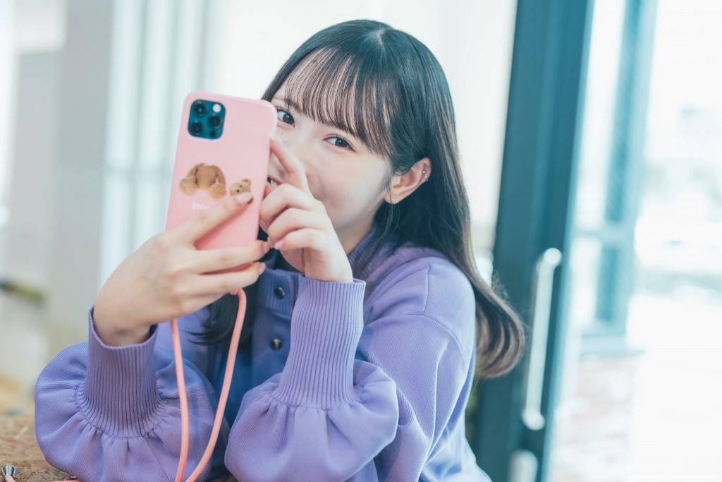 「スマホの中身を覗き見！」

今回は #小野六花 さん編です🌼

「見た目と違うね」とよく言われる小野さん。
マイペースに、自分らしさを大切にしています✨

実家のワンちゃんも初公開🐶💭

👇小野さんのことをもっと知れちゃう記事はコチラから
https://t.co/4bqhlaXVWO https://t.co/kto5WcpX00