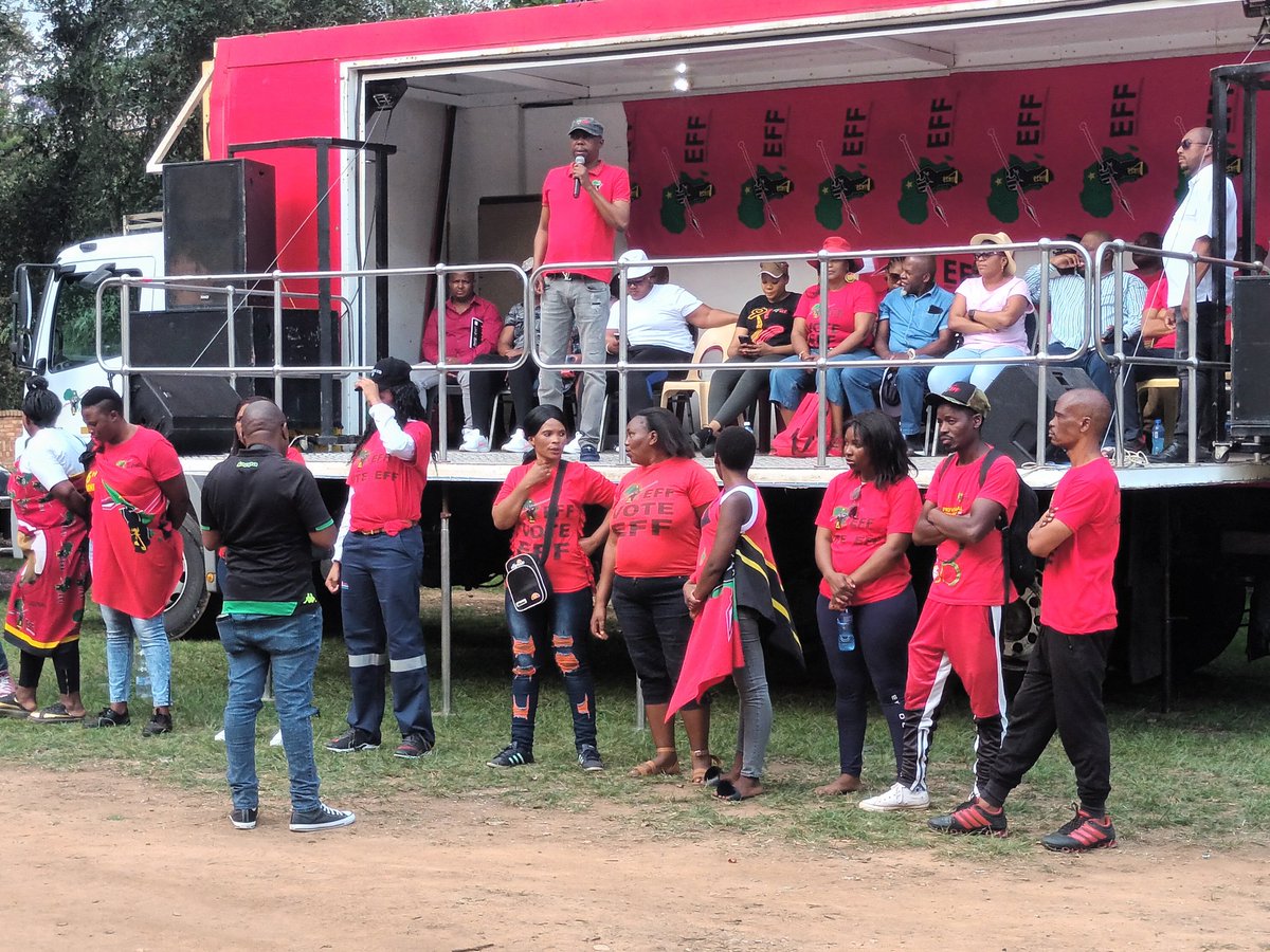 NkatekoEnigma's tweet photo. Current situation at Mkhondo Municipality. The EFF welcoming ANC former councilors of Mkhondo. On stage is TG @OmphileMaotwe and Chairperson @collensedibe

Kula EFF Kula ✊🏿 https://t.co/oJDuxAcrnO