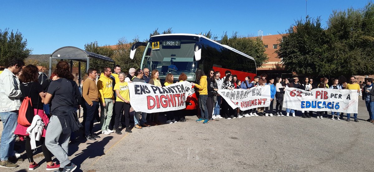 jordimartifont_'s tweet photo. En defensa de l'educació pública al Vendrell. Tornem a mobilitzar-nos perquè, acabada la propaganda, #cambraydimissió ha deixat clar que darrere no hi ha res. https://t.co/Sk6ZBcrhPu
