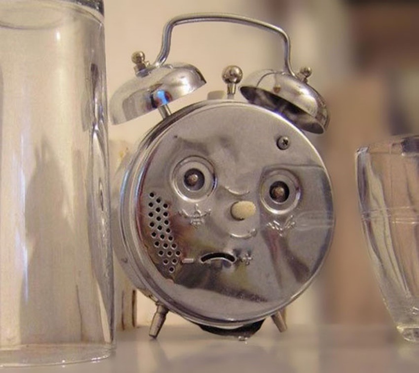 Pareidolia é o nome do fenômeno que acontece quando vc reconhece rostos de em Tomadas, despertador, casas e até nuvens.