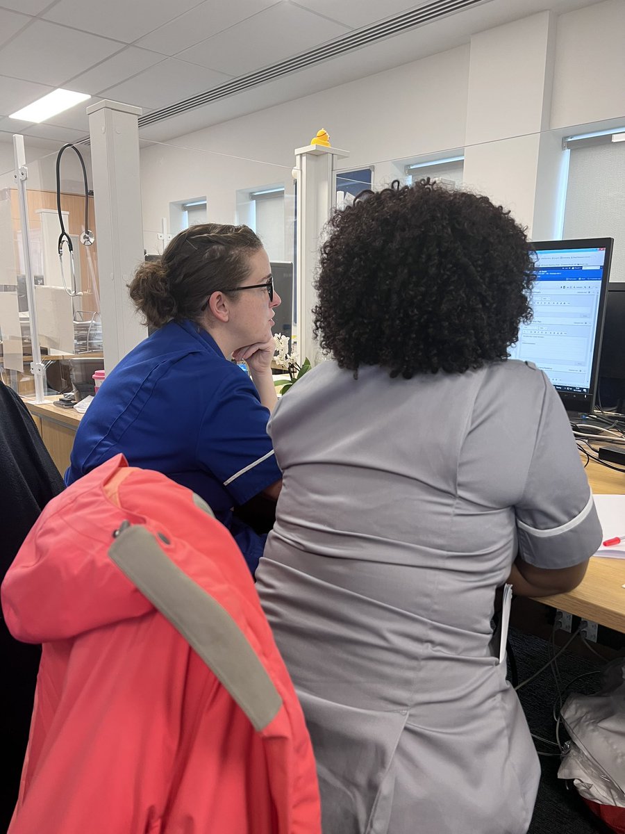 RR nurse at work, teaching a 3rd year student #MKUH <a href="/DawnCollis1/">Dawn</a> @hcatrainer @thatwendybird @ychristley