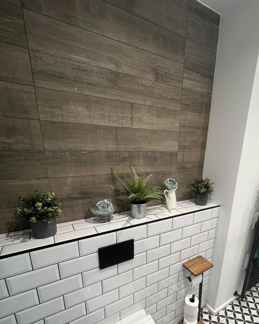 ReesTiles1's tweet photo. A striking &amp; contrasting feature wall could be just what you need to add that little bit more. Here, our wood effect Lumbar tile has been used to create just that!

#woodeffect #woodeffecttiles #featurewall #bathroom #bathroomgoals #tiles #ihavethisthingwithtiles #bathroomdesign https://t.co/e5IiNn1FH7