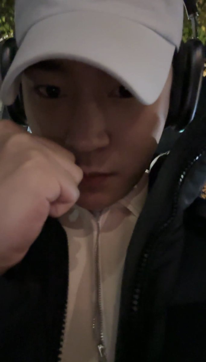 akxsame's tweet image. 박서함 에어팟맥스 쓰는 남자랜다 。。。