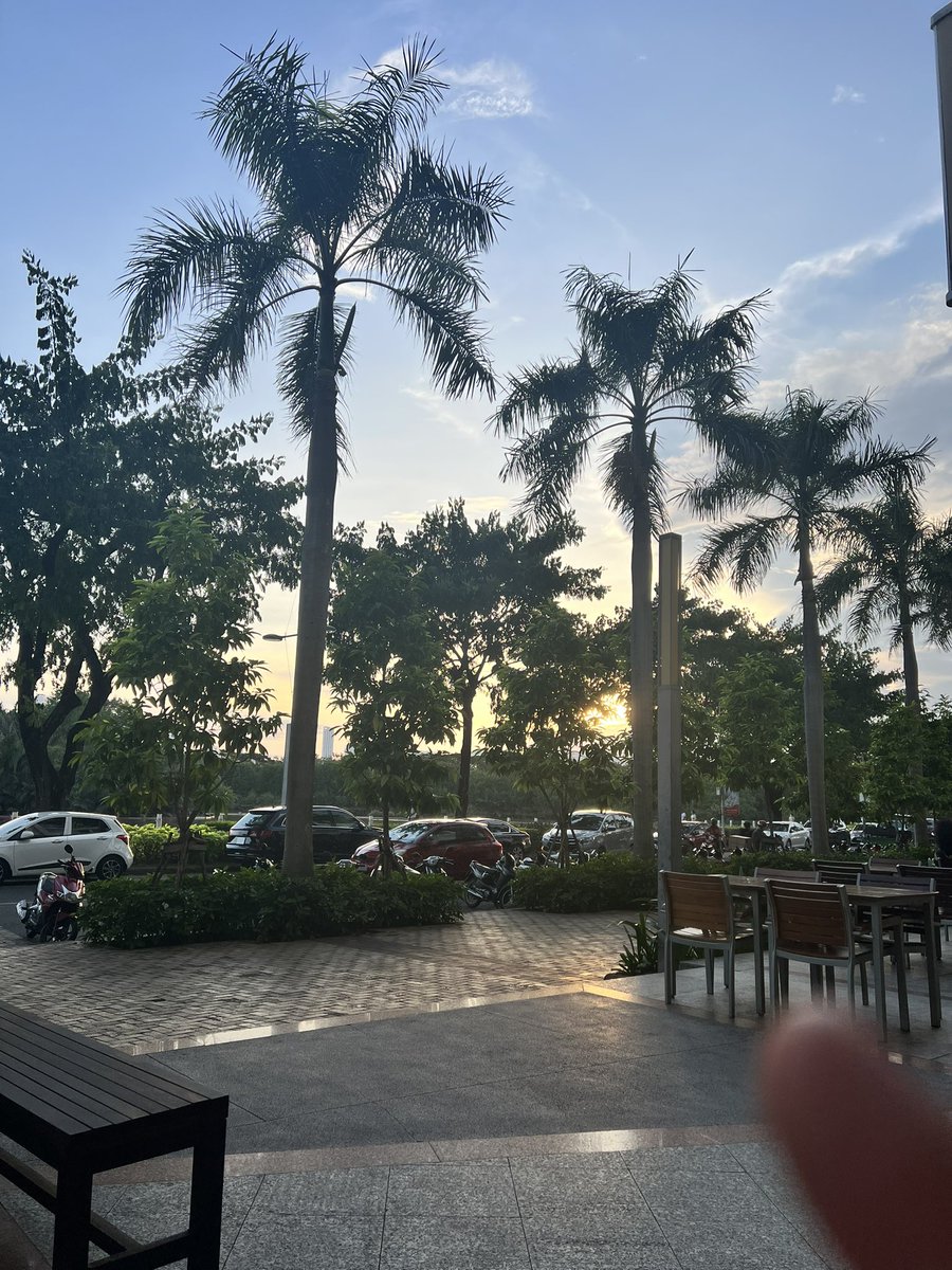 anhlaso1's tweet photo. Sunset &amp; beer https://t.co/YvXSIqwskJ