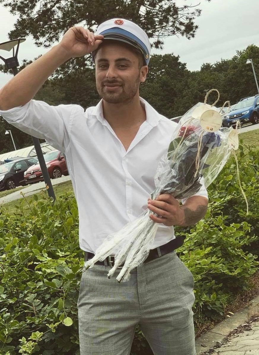 Ahmad er syrisk flygtning. Kom til DK i 2014. Blev student i 2019, bliver bachelor til januar, har fultidsjob som sagsbehandler. Han skal udvises men kan ikke sendes til Syrien da han er i den militærpligtige alder. DK vil udvise ham til Irak, da hans farfar stammer derfra #dkpol