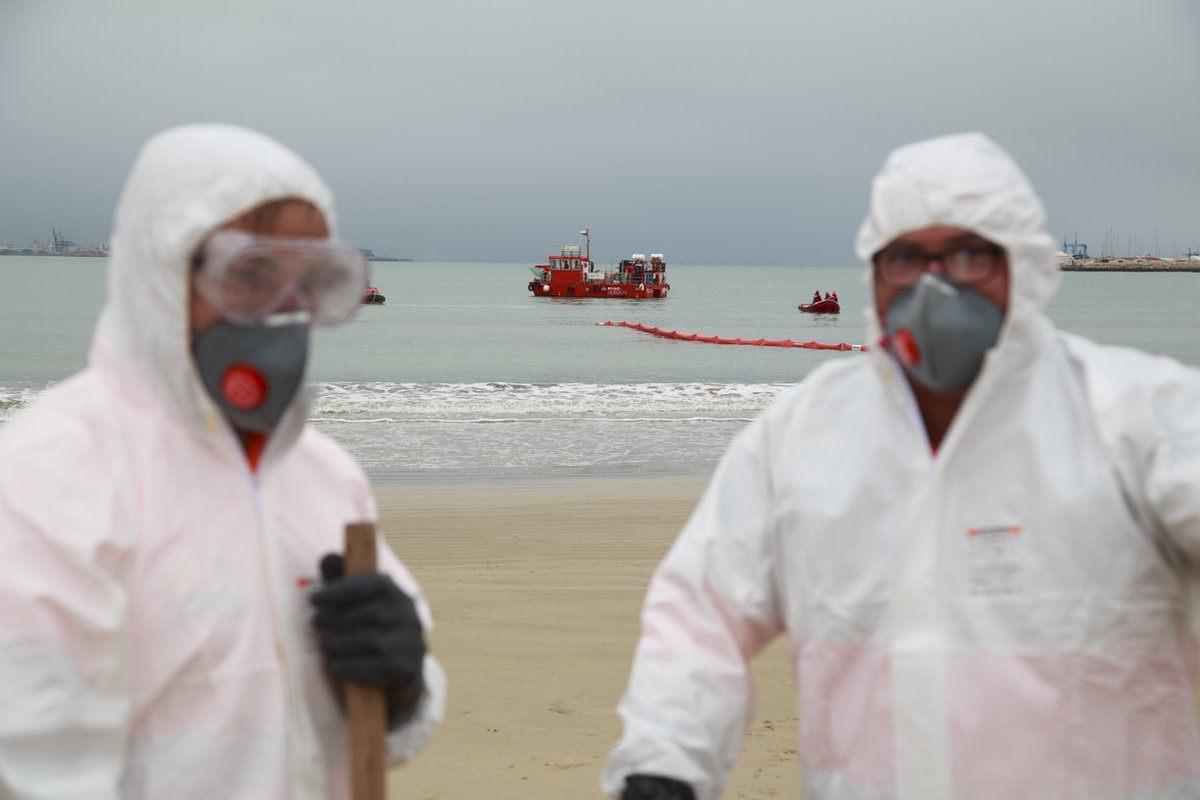 puertodecadiz's tweet photo. Hemos participado en simulacro de contaminación del litoral en la Bahía con nuestra embarcación de recogida de residuos OC-Tech Horizon.

El campamento base en Playa de la Puntilla de El Puerto de Sta María, han participado más de 160 efectivos de 18 organismos.

#planribera https://t.co/vXT6PSoXGt