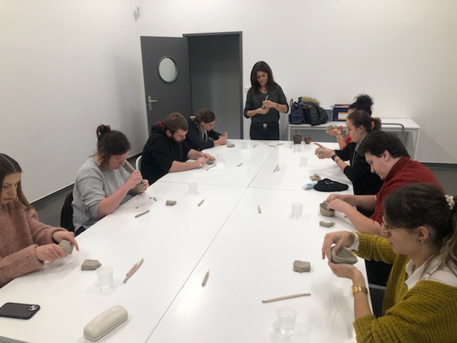 Avec @poleemploi_HDF Beauvais, 8 jeunes suivis en #AIJ ou #CEJ ont participé à un atelier poterie  au <a href="/ArcheoOise/">Musée archéologique de l'Oise</a>. Comment mettre en évidence des qualités professionnelles  telles que la  #concentration #minutie #création #entraide grâce à #LArtdAccederALEmploi