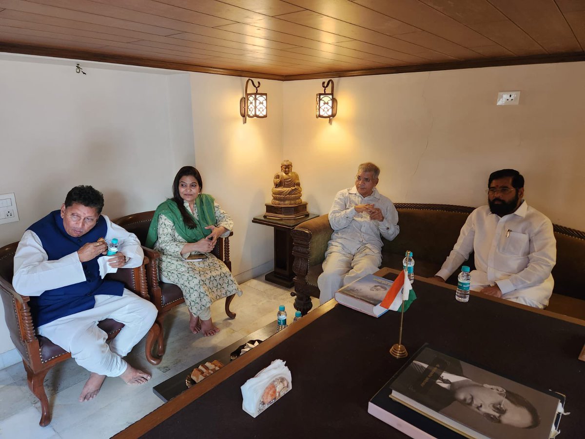 आज राजगृह, मुंबई येथे राज्याचे मुख्यमंत्री एकनाथ शिंदे,खा.भावना गवळी, शिक्षणमंत्री दीपक केसरकर यांनी भेट दिली. राजगृहात जतन केलेल्या बाबासाहेबांच्या वस्तू त्यांना दाखवल्या. यावेळी इंदू मिल येथे प्रस्तावित स्मारकाबाबत त्यांनी चर्चा केली. २००३ ला संयुक्त राष्ट्रात,
१/५