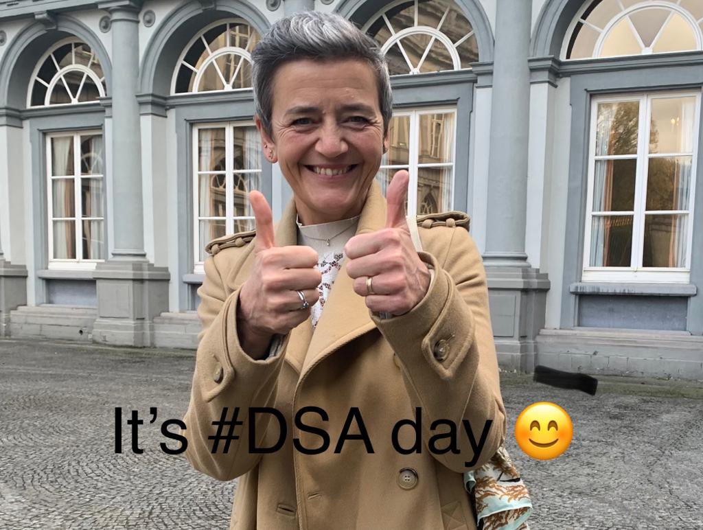 Dear Twitter users, your #FreedomOfSpeech is your fundamental #right. So is your online safety. The Digital Services Act #DSA comes into force today 💪 It's yours. Here’s what’s in it for you (thread) 👇