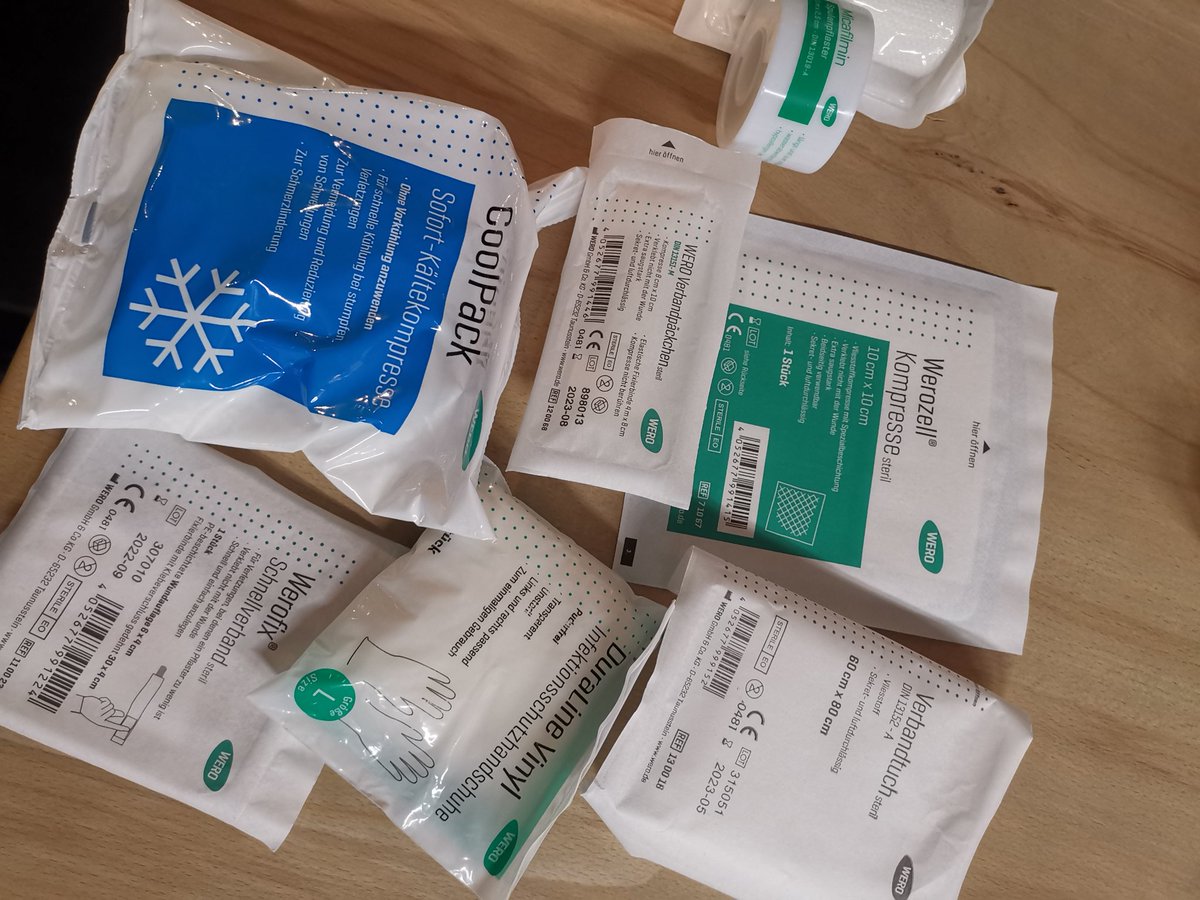 In der Firma werden gerade alle Sanistationen und Verbandkästen überprüft.
Mittlerweile ist schon ein großer Sack an Verbandmaterial, Kompressen, Handschuhen etc. aussortiert worden. Und es wird noch mehr. 
Alles noch Originalverpackt.
Wer kann davon etwas brauchen?
Bitte RT
