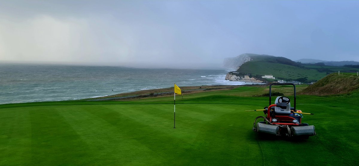 When you have 2 minutes to get back to the shed😂😂⛈️⛈️⛳️ #greenkeepinglife !!