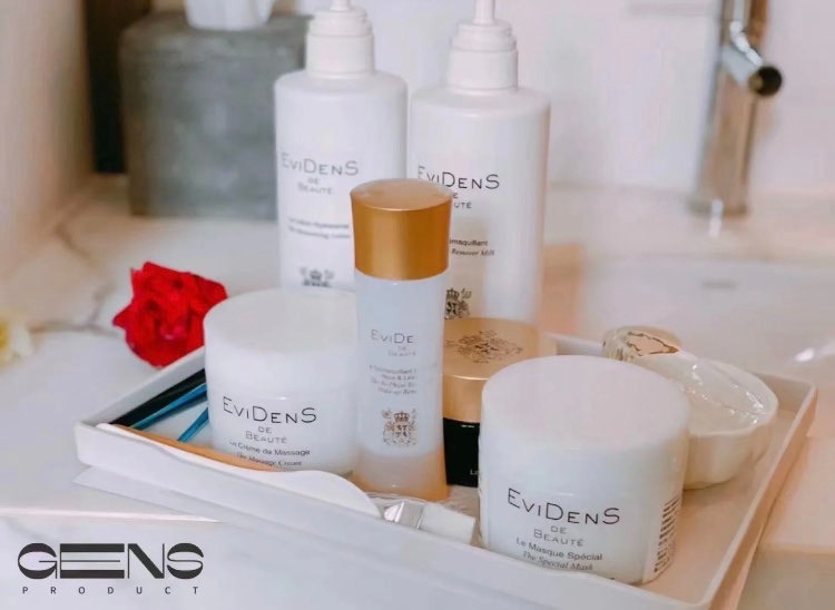 Monicfghj's tweet photo. No matter how time goes by, people's pursuit of beautiful hearts has never changed. #COVID2019smetics #tbtime #beautifultiful #skincare https://t.co/KlLlddP1AE